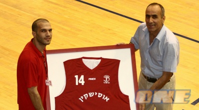 שלום תקווה. הסמל האדום מקבל חולצה בהוקרה שלום תקווה. הסמל האדום מקבל חולצה בהוקרה