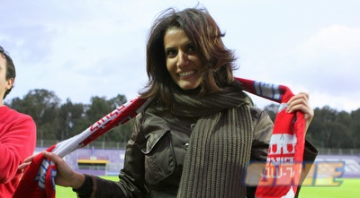 אלונה ברקת עם הצעיף האדום. הקהל רוצה אותה בדרום (אלעד ירקון)