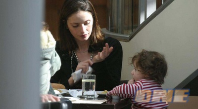 מלי לוי עם נועם הקטן. הספר הזה בשבילו (אלעד דיין)