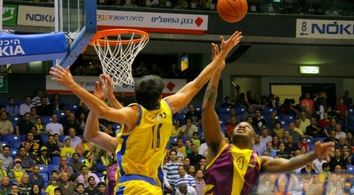 כספי וטאקר נאבקים על הכדור (מיכה בננו)