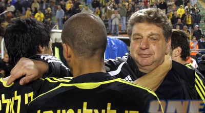 יצחק שום מרוצה (ניר בוקסנבאום)