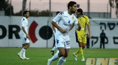 איתי שכטר במדי נתניה. במשך 3 השנים שם כבש בכל עונה 7 שערים (אור שפונדר)