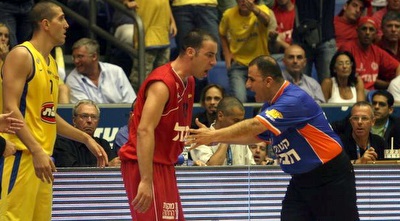 עמי ביטון מרגיע את מאיר טפירו בגמר המפורסם של 2007 עמי ביטון מרגיע את מאיר טפירו בגמר המפורסם של 2007