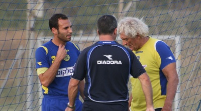 דארו עם לוין ויחיאל במכבי ת&qout;א (אור שפונדר)