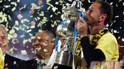 דוד אמסלם מנשק את הגביע (ניר בוקסנבאום) דוד אמסלם מנשק את הגביע (ניר בוקסנבאום)