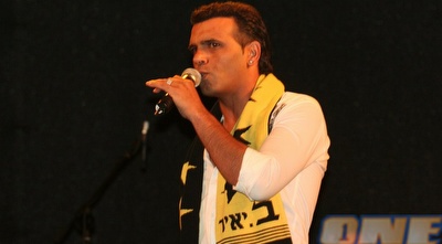 אייל גולן על הבמה (גיא בן זיו)