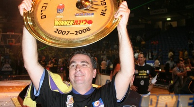 דורסמן עם צלחת האליפות של חולון. סליחה, יש תחרות (ניר בוקסנבאום) דורסמן עם צלחת האליפות של חולון. סליחה, יש תחרות (ניר בוקסנבאום)