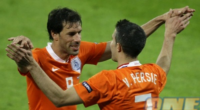 ואן ניסטלרוי ואן פרסי חוגגים. אחוות הולנדים (רויטרס) ואן ניסטלרוי ואן פרסי חוגגים. אחוות הולנדים (רויטרס)