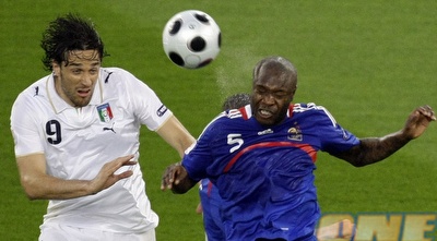 גאלאס במדי נבחרת צרפת. יחזור לשחק בפאריס, או אולי עם טוני ברומא? (רויטרס)