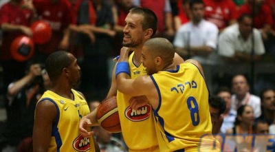 וויצ´יץ´ מקבל חיבוק מכוכב אחר של מכבי בעבר, פארקר (GettyImages)