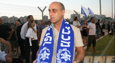 סיני עם קשטן. &qout;מהאוהדים יש תמיכה אדירה, אבל לא מהמועדונים&qout; (עמית מצפה)