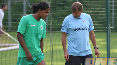 אלישע לוי וג´ון קולמה. הקשר מאוכזב מההחלטה לשחררו (עמית מצפה)