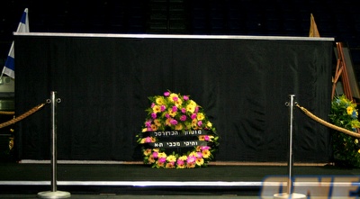 עוברים על ארונו של רלף קליין (איתי חסיד)