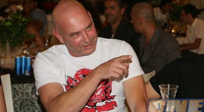 מוני הראל. ידאג שהשחקנים יחגגו את הניצחון בצורה סולידית (שוקה כהן) מוני הראל. ידאג שהשחקנים יחגגו את הניצחון בצורה סולידית (שוקה כהן)