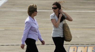 ברברה בוש עם אמא. מעריצה את פלפס (צלם: רויטרס )