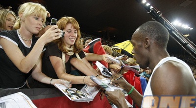 חתם למעריצות שוייצריות. בולט (רויטרס) חתם למעריצות שוייצריות. בולט (רויטרס)