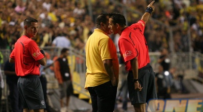 בן שמעון מתווכח עם אסף קינן בטדי (גיא בן זיו)