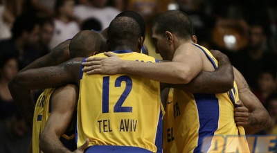 שחקני מכבי רגע לפני העליה לפארקט (אמיר לוי)