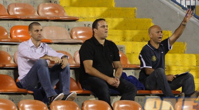 בן-שמעון ביציע לאחר שהורחק משני משחקים (עמית מצפה)