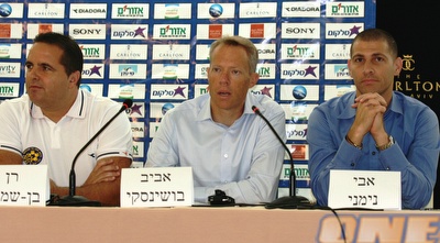 בן שמעון עם בושינסקי ונמני במסיבת העיתונאים בה הוצג כמאמן מכבי (אור שפונדר)