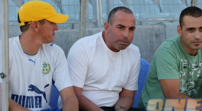 אייל לחמן על הספסל (עדי בן ברון)