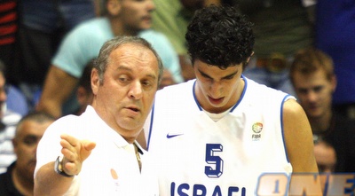 צביקה שרף עם ליאור אליהו. שחקני הנבחרת מבוטחים לחלוטין (תומר גבאי) צביקה שרף עם ליאור אליהו. שחקני הנבחרת מבוטחים לחלוטין (תומר גבאי)