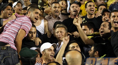 גאידמק עם האוהדים. פעם היחסים היו טובים יותר