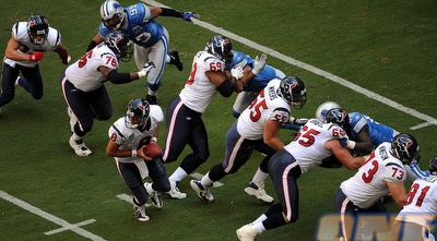 אופנסיב-ליינמנס מגנים על הקוורטרבק (Gettyimages)