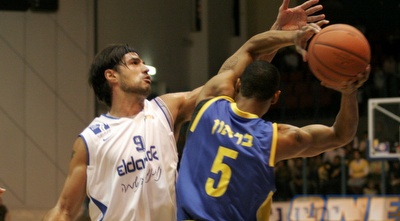 בן שימול מנסה לעצור את בראון, ללא הצלחה (אמיר לוי) בן שימול מנסה לעצור את בראון, ללא הצלחה (אמיר לוי)