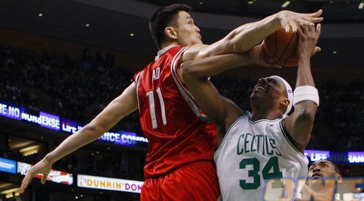 יאו מינג חוסם את פול פירס. עוד לא מתקרבים אליו (רויטרס) יאו מינג חוסם את פול פירס. עוד לא מתקרבים אליו (רויטרס)