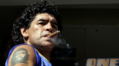 מראדונה עם קעקוע של צ&acute;ה גוורה על הכתף וסיגר רגיל לגמרי בפה (רויטרס)