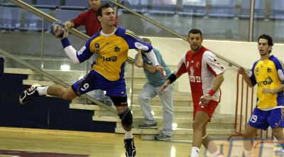 עידן מימון צופה בגל אברהם בדרך לשער (אמיר לוי)