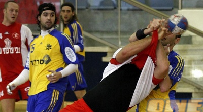 עומר דבדה מאחורי החולצה (אמיר לוי)