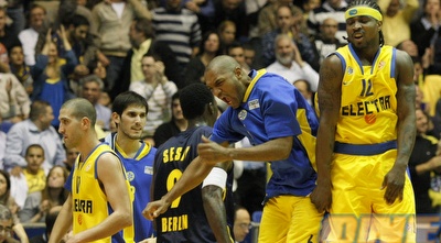 די בראון חוגג עם שארפ. במכבי מרוצים מיכולתו של הרכז החדש (אמיר לוי)