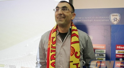 ישראל קטורזה עם הצעיף של מ.ס. אשדוד בהגרלה (מתן להב) ישראל קטורזה עם הצעיף של מ.ס. אשדוד בהגרלה (מתן להב)