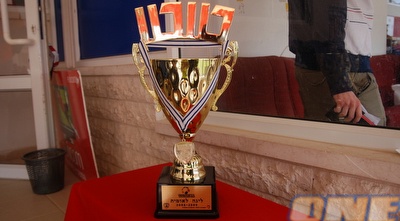 גביע הטוטו. נמצא בארון של הפועל באר שבע (שי לוי)