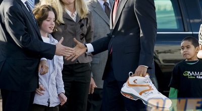 אובאמה מחזיק את הנעל של שאק (רויטרס) 