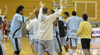 שחקני עירוני רמת גן חוגגים ניצחון מול הפועל ירושלים (אלעד ירקון)