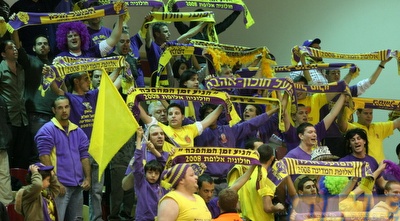 אוהדי הפועל חולון. עוזי: &qout;הקהל מספר 1 בארץ&qout; (שי לוי)