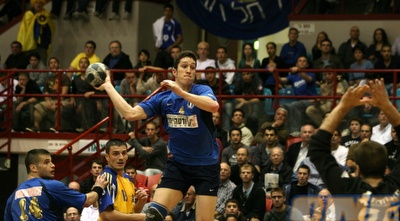 טוראל מקשית מעל סורדו (שי לוי)