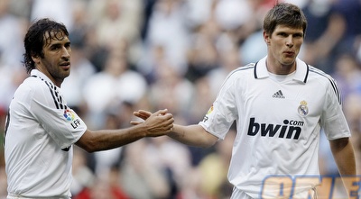 הונטלאר עם ראול. פעם בריאל, היום בשאלקה (רויטרס)