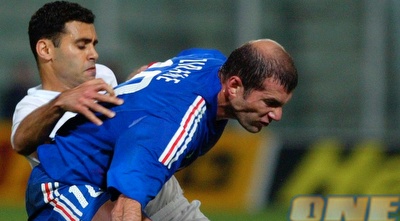 טל בנין מול זידאן. שימש כקפטן הנבחרת במשך שנים (רויטרס) טל בנין מול זידאן. שימש כקפטן הנבחרת במשך שנים (רויטרס)