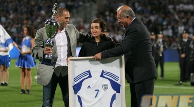 טל בנין מקבל חולצה ממוסגרת עם המספר 7 (שי לוי)