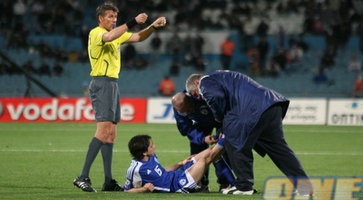 יוסי בניון על הדשא (שי לוי) יוסי בניון על הדשא (שי לוי)