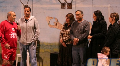 מוריס ז&acute;אנו ומשפחת בובליל בסיום המפגש המרגש (רועי גלדסטון)