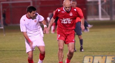 והיה גם משחק. ישראל מאיה מנסה ללמד את הדור הצעיר (רועי גלדסטון)