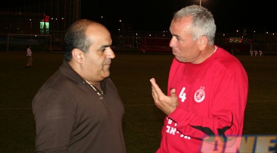 יענק&acute;לה אקהויז, שוב עם החולצה מספר 4, עם מורדי דדון (רועי גלדסטון)