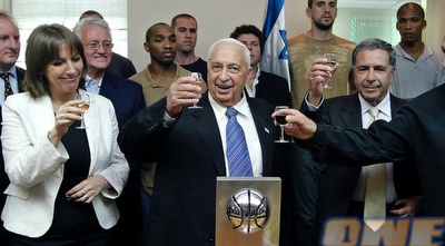 לימור לבנת עם אנשי מכבי ת