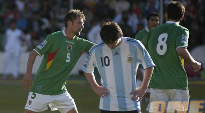 מסי מאוכזב היינו רושמים על תמונה כזאת. רוב הסיכויים שהוא בודק את השרוכים