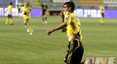 בן-שושן רץ לקנות מנוי (אמיר לוי)